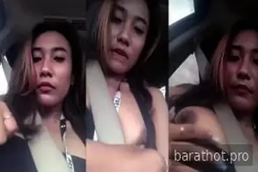 Pacar Nakal Pamer Tubuh di Dalam Mobil